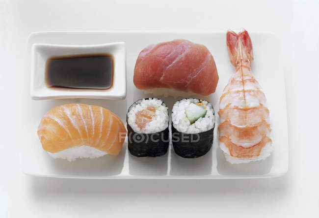Sushi sortido com legumes e peixe — Fotografia de Stock