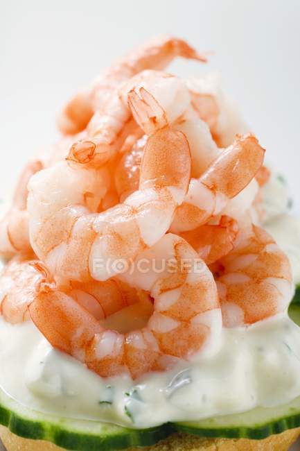 Snack with peeled shrimps — Stock Photo