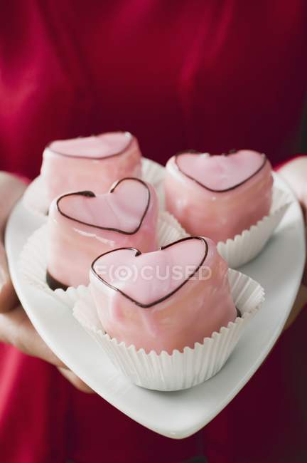 Heart-shaped punch cakes — Stock Photo