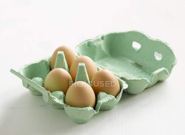 Huevos de pollo en caja de cartón - foto de stock