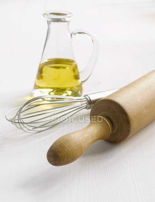 Rouleau à pâtisserie, fouet et huile d'olive — Photo de stock