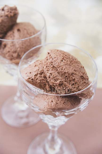 Closeup view of Mousse au chocolat in two glasses — Stock Photo