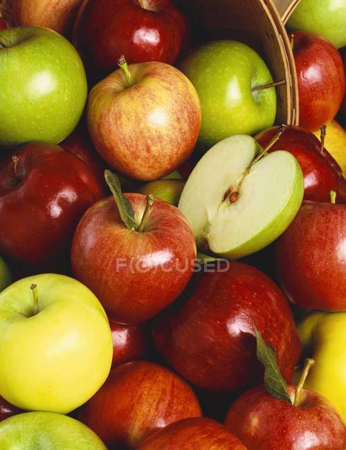 Зрізати зелені та червоні яблука — стокове фото