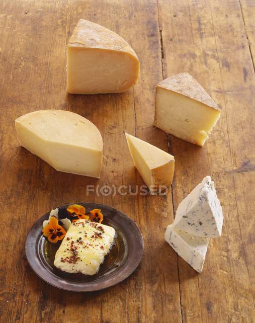Fatiados vários queijos — Fotografia de Stock