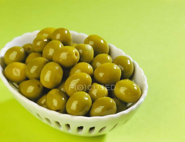 Petit bol d'olives vertes — Photo de stock