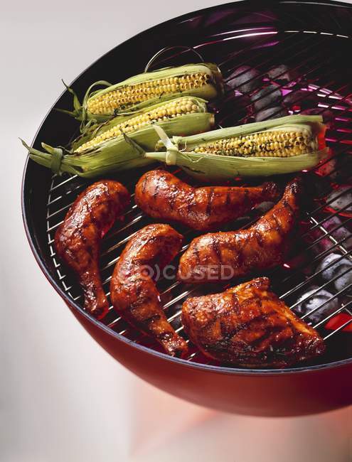 Barbecue Poulet et maïs — Photo de stock