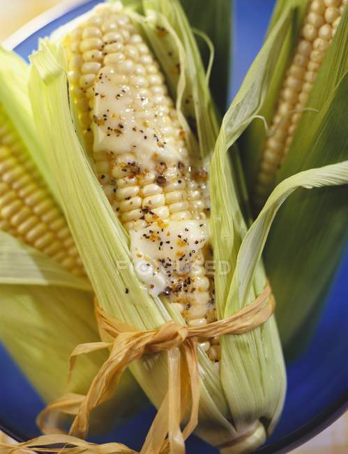 Кукуруза на початках с маслом — стоковое фото