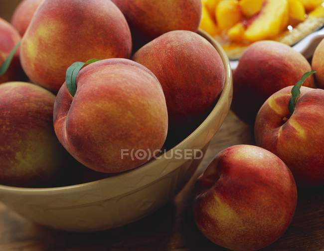 Свежие персики в миске — стоковое фото