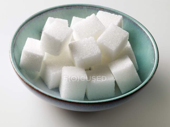 Крупним планом вид на білі кубики цукру в мисці — стокове фото