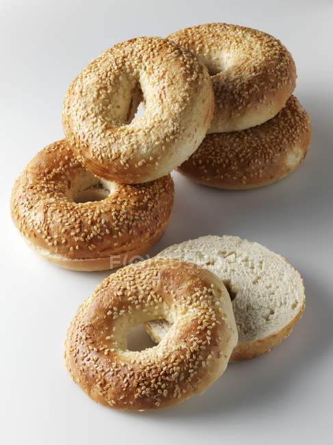 Whole and halved Sesame seed bagels — Stock Photo