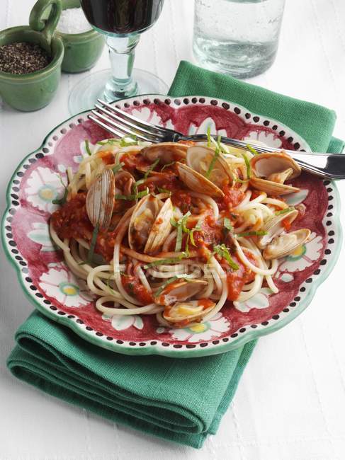 Спагетти с моллюсками на тарелке — стоковое фото