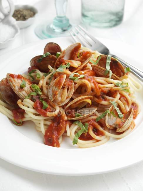 Spaghetti con vongole sul piatto — Foto stock