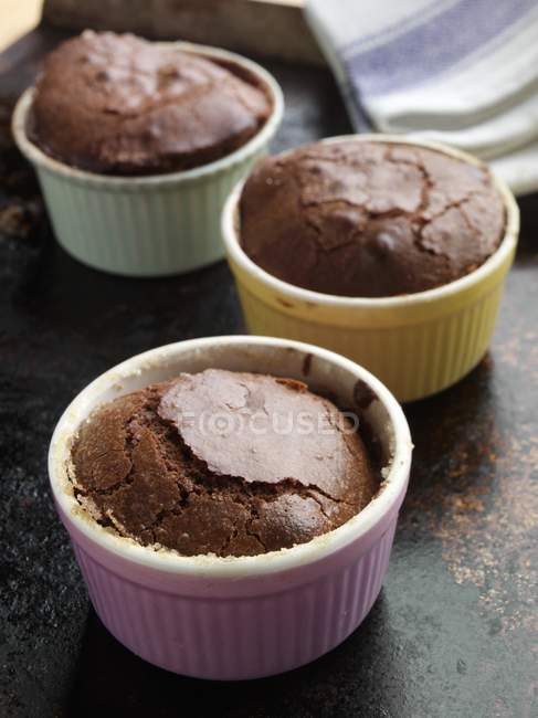 Souffles de chocolate em ramekins — Fotografia de Stock