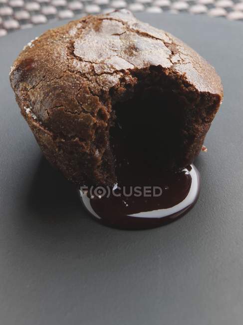 Souffle de chocolate com centro fundido — Fotografia de Stock