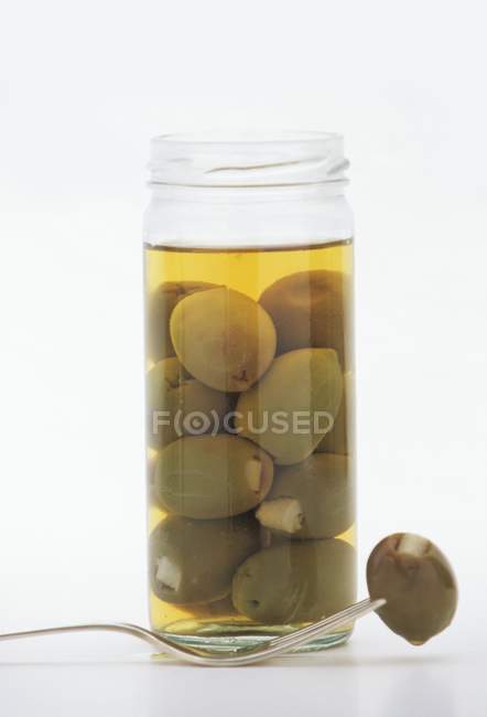 Azeitonas verdes recheadas em frasco — Fotografia de Stock
