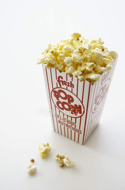 Karton mit gebuttertem Popcorn — Stockfoto