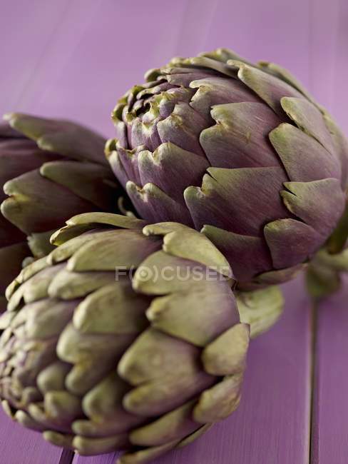 Trois artichauts violets — Photo de stock
