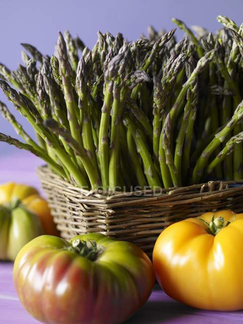 Asparagus with Heirloom Tomatoes — Stock Photo