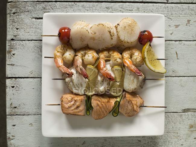 Seafood and fish kebabs — Stock Photo