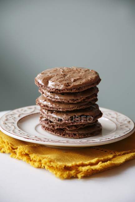 Стопка шоколадного печенья — стоковое фото