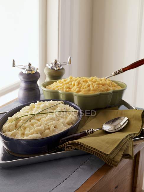 Puré de patatas y macarrones con queso - foto de stock