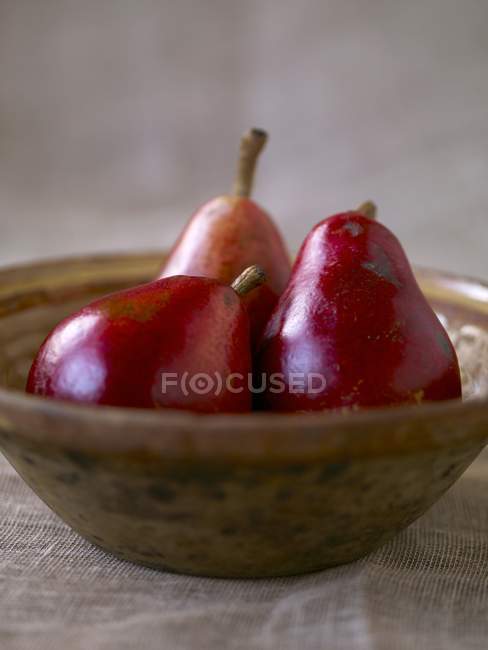 Bol aux trois poires rouges — Photo de stock