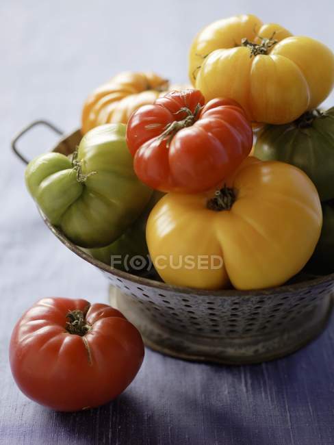 Pomodori cimelio in colabrodo — Foto stock