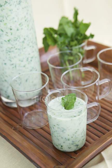 Sopa de berro refrigerada en taza de vidrio - foto de stock