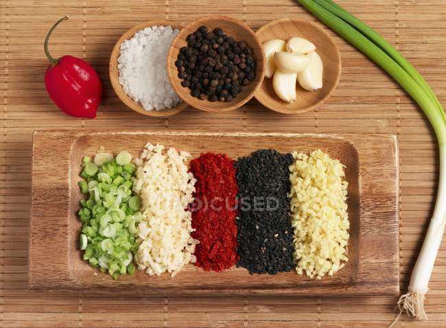 Chopped Asian Ingredientes na superfície branca com tigelas e mesa — Fotografia de Stock