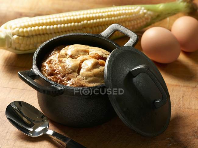 Vista close-up de caçarola de milho em uma panela de ferro fundido — Fotografia de Stock