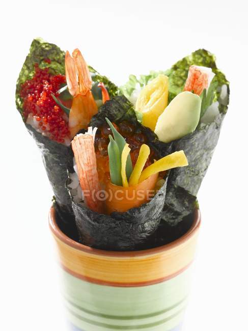 Rollos con cangrejo, camarones, verduras y huevas - foto de stock