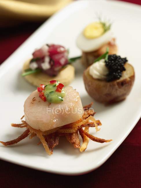 Vista close-up de aperitivos de frutos do mar variados na bandeja — Fotografia de Stock