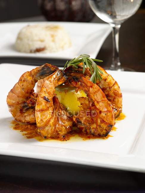 Grilled chili shrimps and rice in background — Stock Photo
