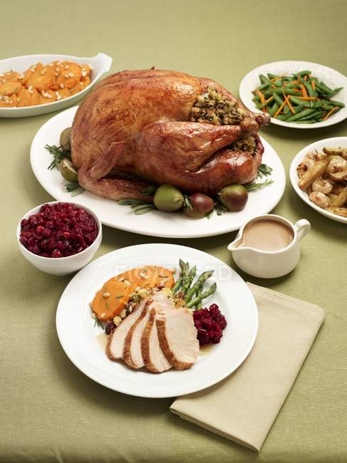 Повышенный вид на ужин в День Благодарения с индейкой, овощами и соусом — стоковое фото