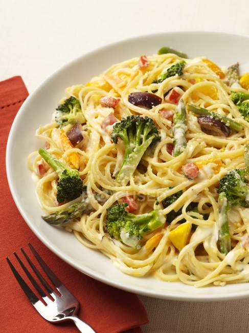 Pasta Primavera with broccoli and cheese — Stock Photo