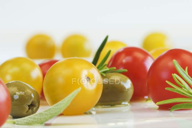 Вишневі помідори та оливки — стокове фото