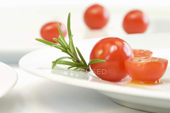 Tomates cereja e alecrim — Fotografia de Stock