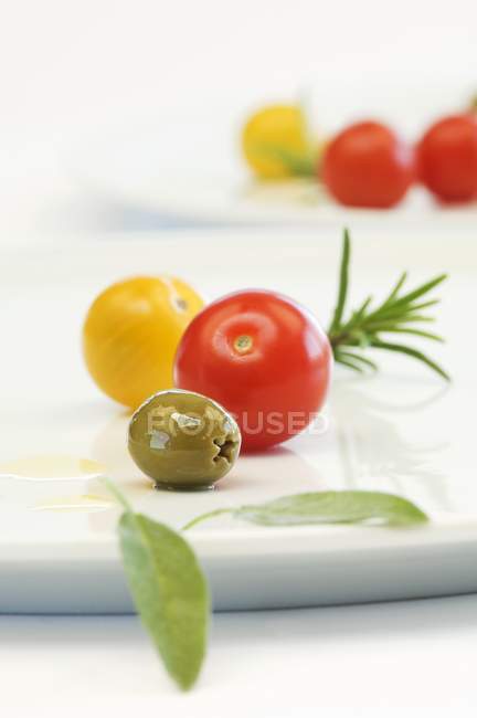 Tomates cereja e azeitonas — Fotografia de Stock