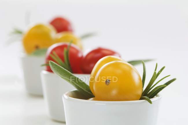 Красные и желтые помидоры черри — стоковое фото