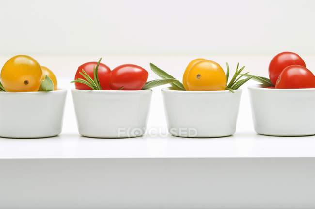 Tomates cereja vermelhos e amarelos — Fotografia de Stock