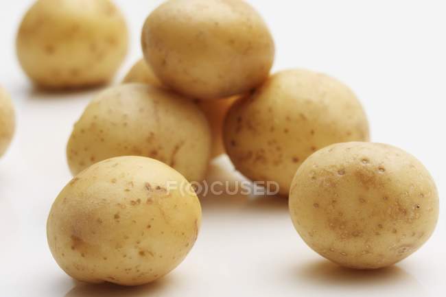 Rohe und gewaschene Kartoffeln — Stockfoto