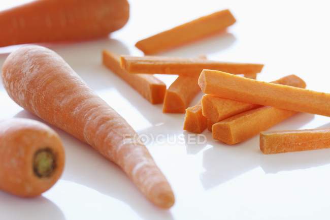 Carote intere e bastoncini di carota — Foto stock