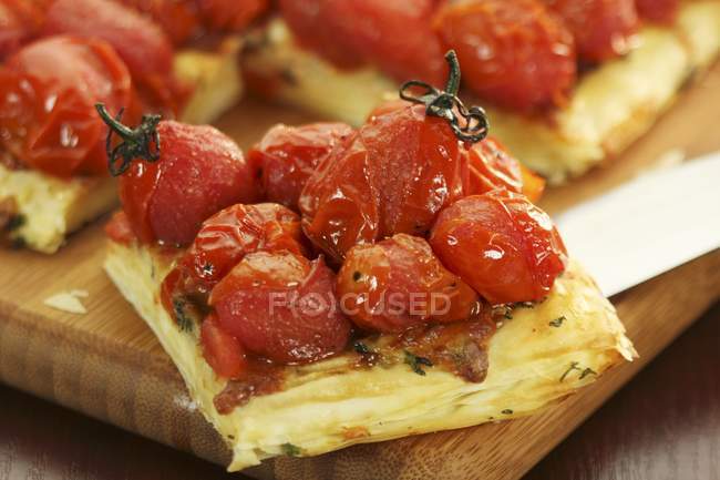 Tarte à la tomate, une pièce coupée — Photo de stock