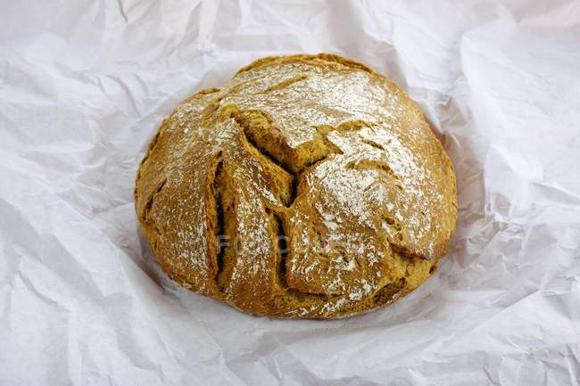 Заміський хліб на шматку паперу — стокове фото