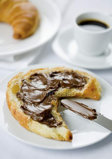 Croissant espalhar com chocolate — Fotografia de Stock