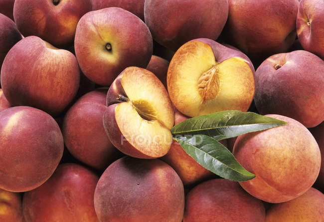 Ripe Whole Peaches — Stock Photo