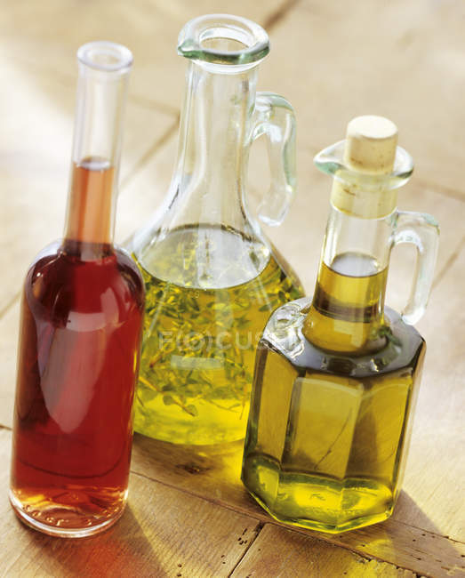 Vue rapprochée de trois bouteilles d'huile et de vinaigre — Photo de stock