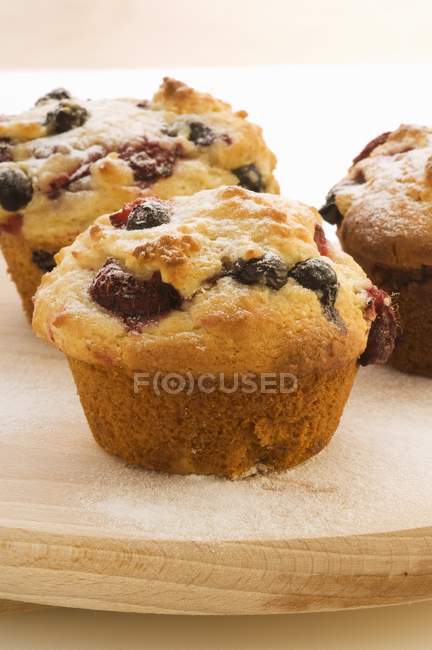 Muffins aux abricots sur planche à découper — Photo de stock