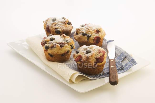 Muffins de damasco na placa — Fotografia de Stock