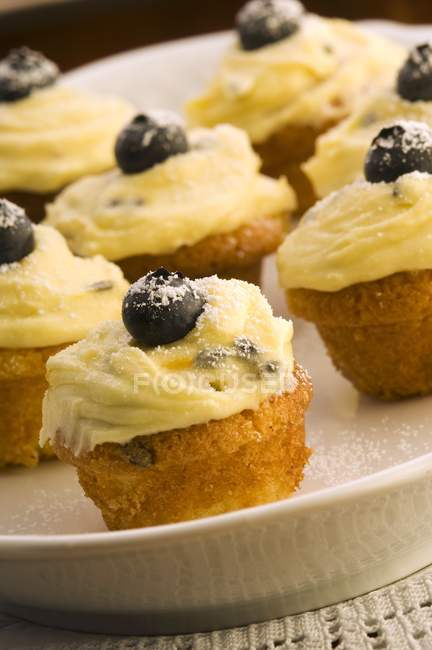 Passionfruit cupcakes with blueberries — Stock Photo